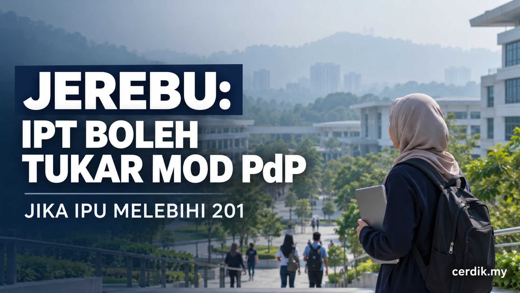 Pelajar universiti berjalan di kampus ketika keadaan berjerebu